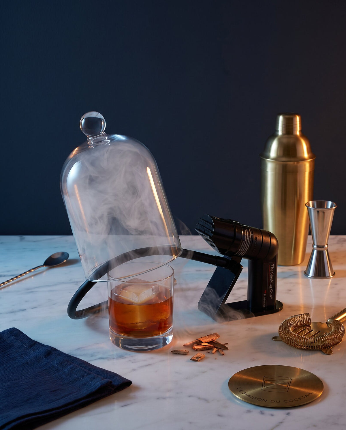 Cocktail sous cloche de fumée préparé au smoker