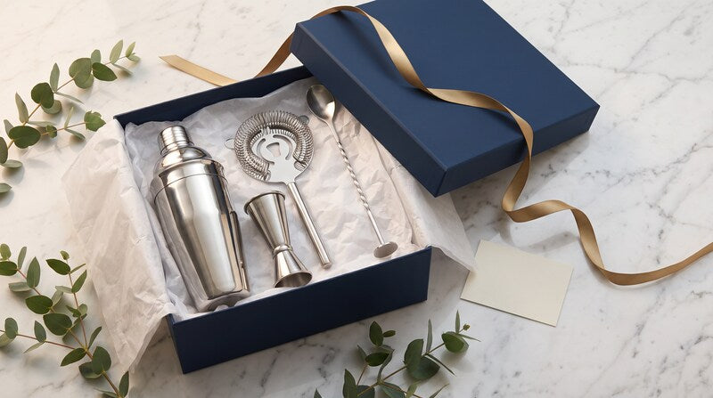 Kit cocktail dans un coffret cadeau bleu nuit ouvert Image