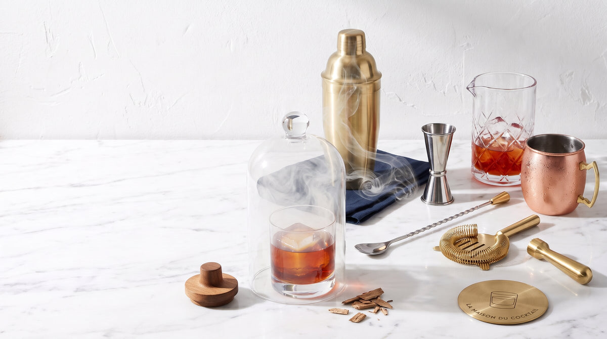 Plan de travail avec shaker, doseur, cuillère à mélange et verre à mélange