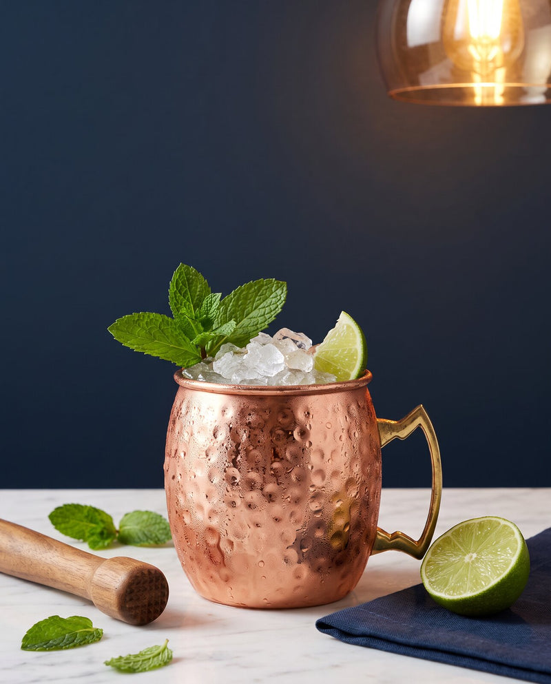 Mojito à la menthe fraîche servi dans un verre highball